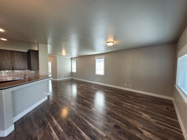 Building Photo - Outstanding Home in Beautiful Neighborhood!