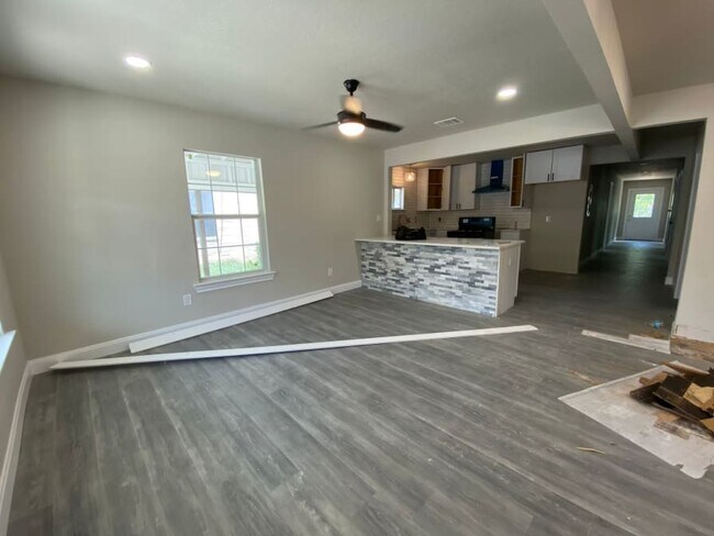Living Room - 806 S Mittman St