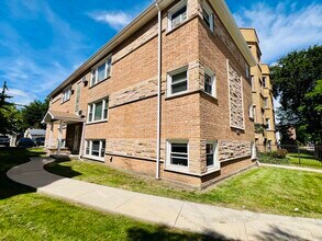 Building Photo - 1028 N Austin Blvd