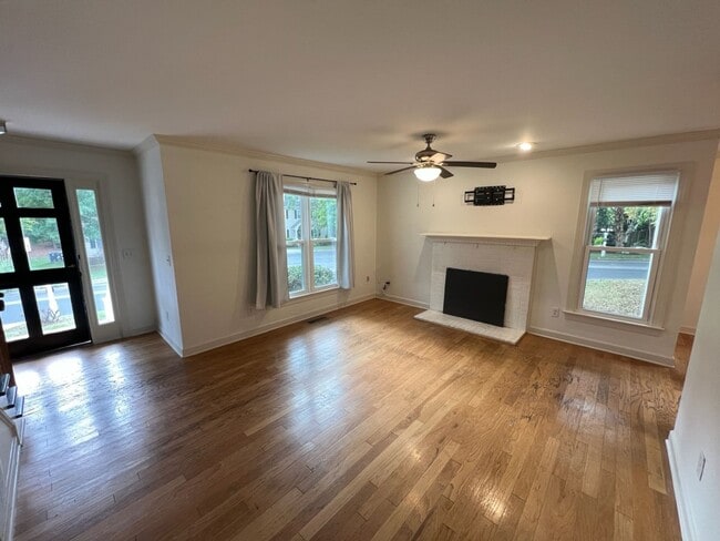 Building Photo - Cozy 3 bedroom home within minutes to Bond Park