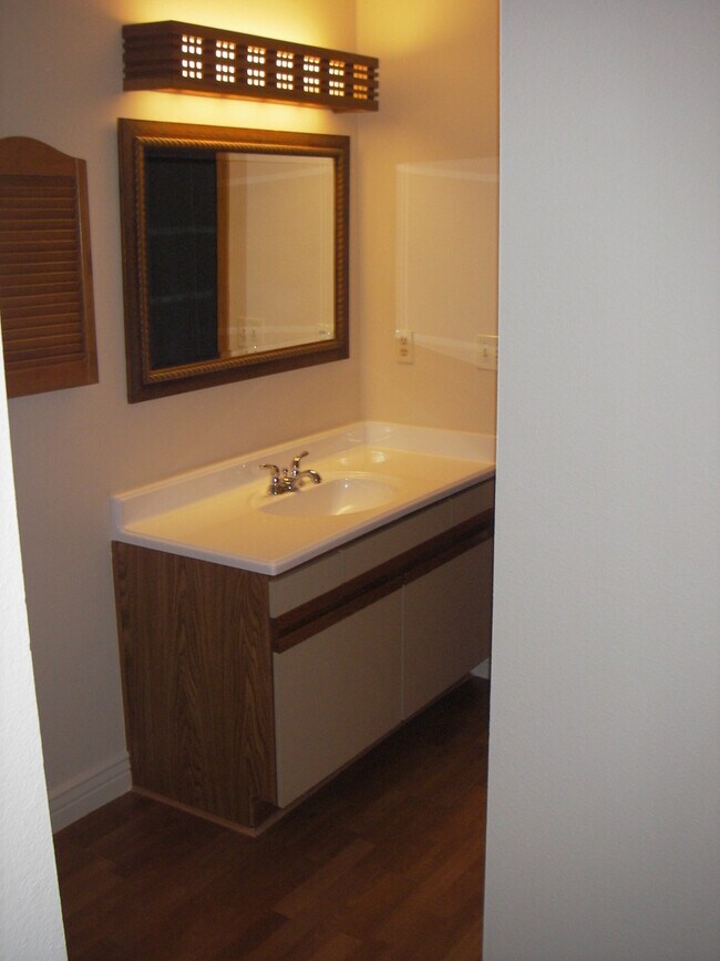 Building Photo - FALL PRE-LEASING! Four Bedroom Townhouse I...