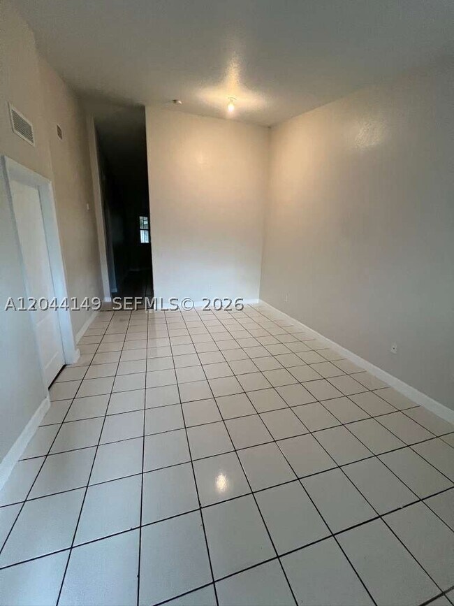 Foto del edificio - 1661 SE 28th St