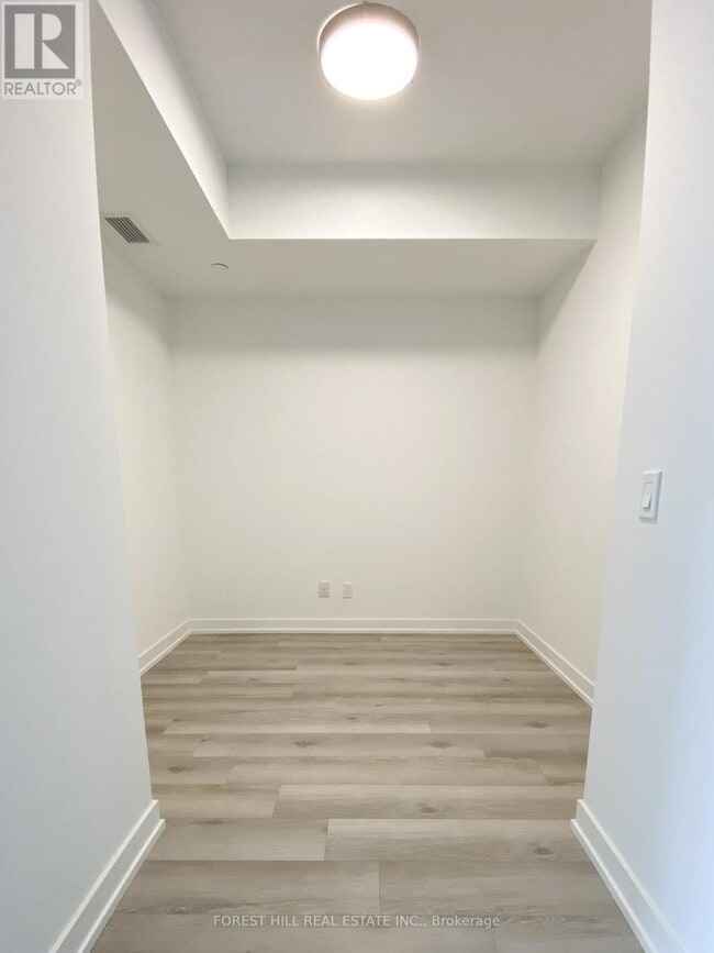 Photo du bâtiment - 2000-2000 Bathurst St