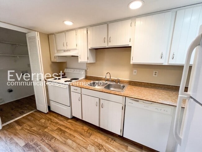 Building Photo - 2 Bed/1.5 Bath Townhome with Off-Street Parking / Pet-Friendly / Coming Soon!