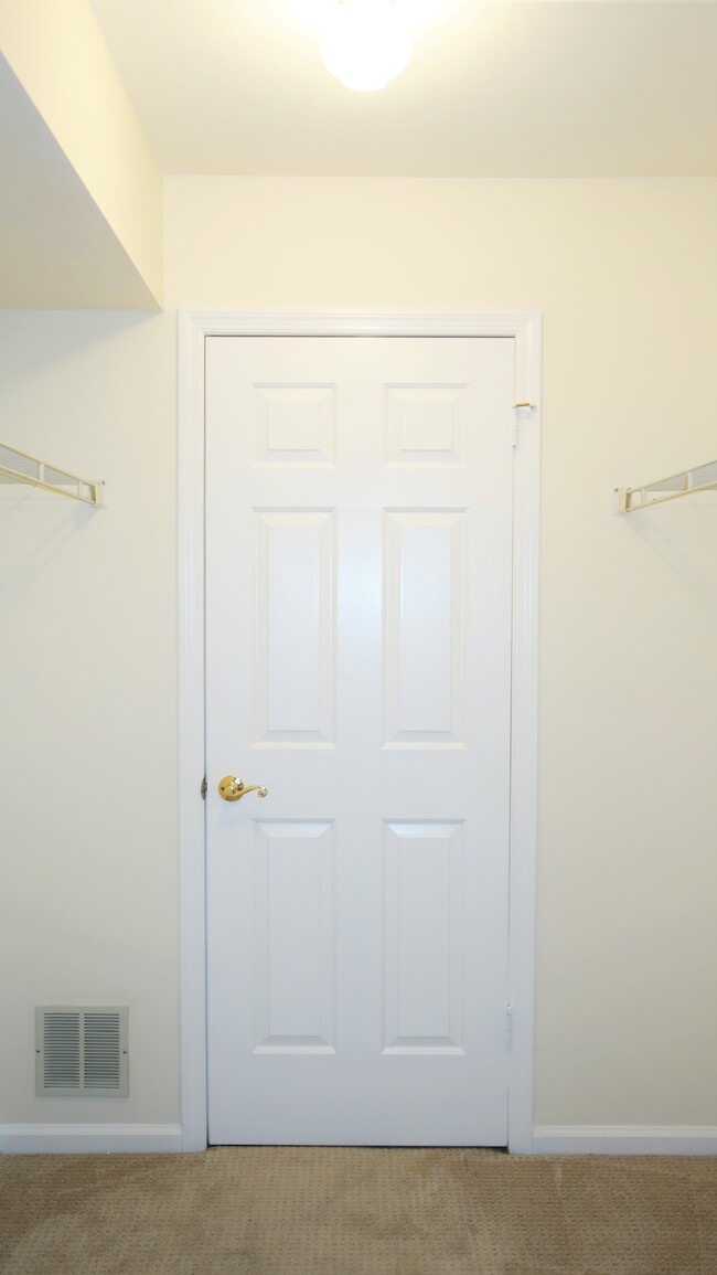 walk-in closet - 216 Saint Michaels Walk