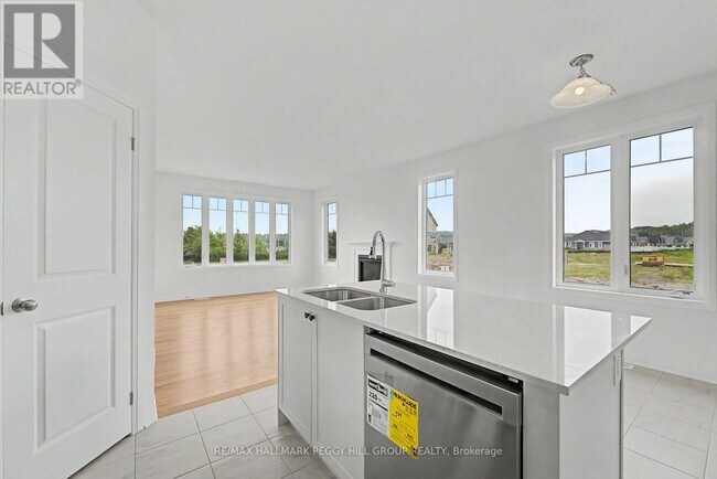 Building Photo - 553 Hudson Cres