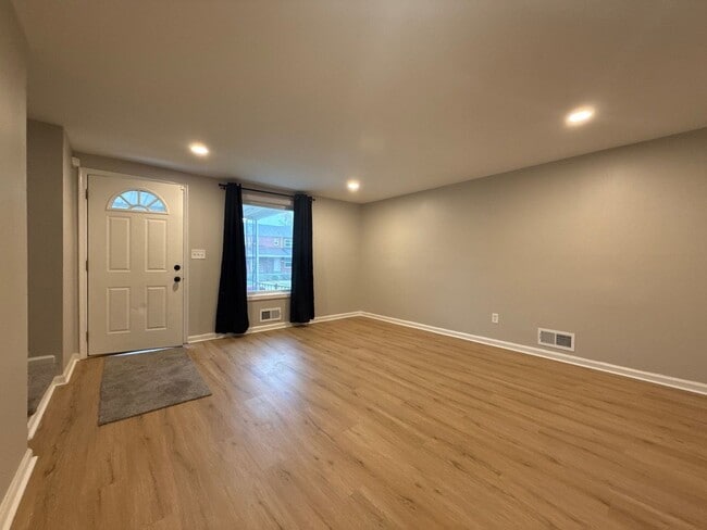 Building Photo - Three Bedroom Home In Essex