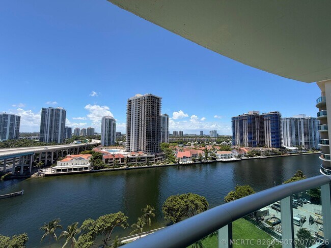 Foto del edificio - 19390 Collins Ave