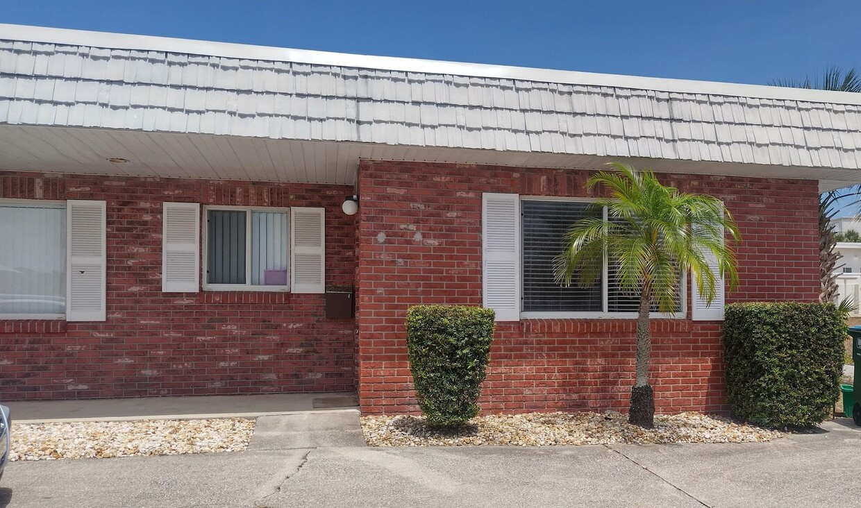 Foto principal - 1 bedroom, 1 bathroom end unit condo beach...