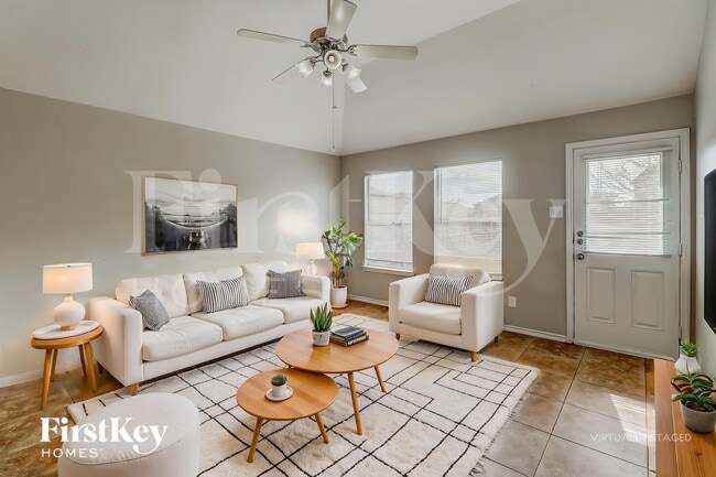 Foto del edificio - 1405 Silver Maple Ln