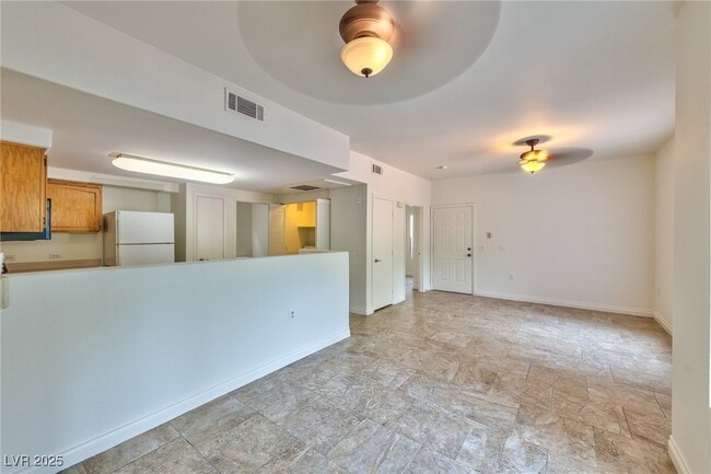 Building Photo - 3400 Cabana Dr