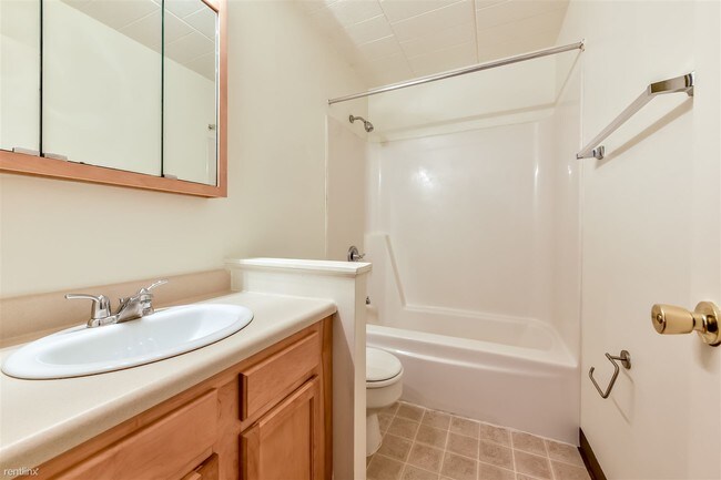 Building Photo - 2 br, 1 bath Apartment - 17 Hillcrest Dr