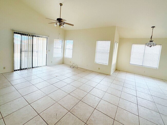 Building Photo - Spacious 3 Bed, 2 Bath Home in Peoria - Yo...