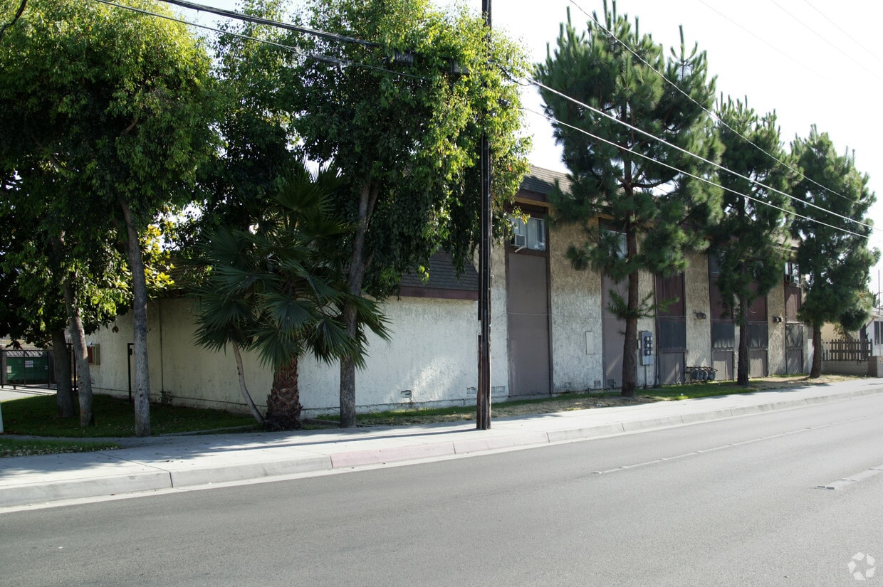 Building Photo - 7052 Somerset Blvd