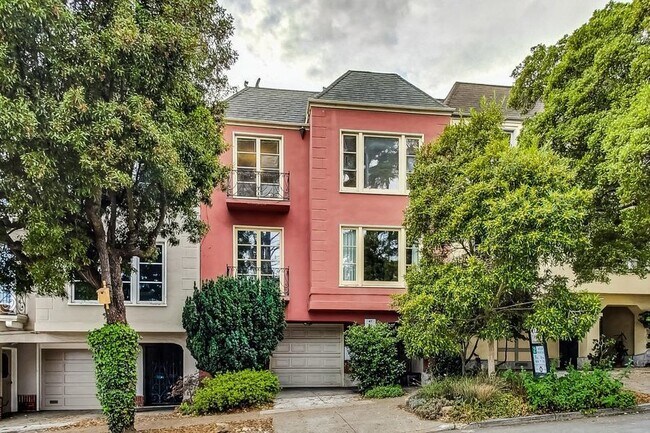 Building Photo - Beautifully updated 2 bed/ 1.5 bath Condo ...