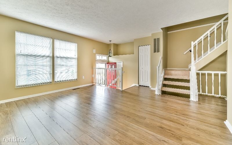 Foto principal - 3 br, 1.5 bath Townhome - 240 Clearbrook Ct,