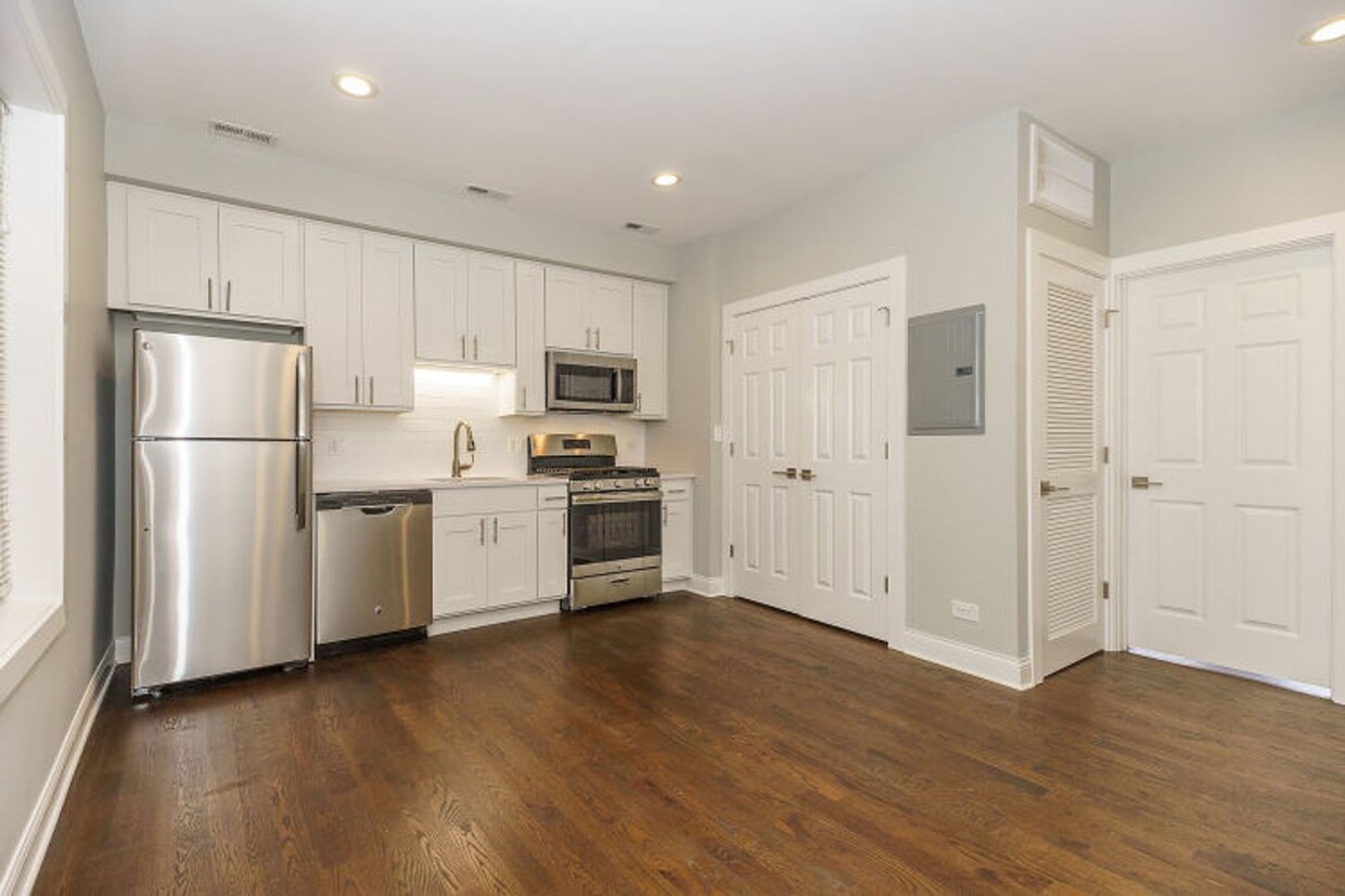 Foto principal - Renovated North Center 1 Bedroom Apartment...