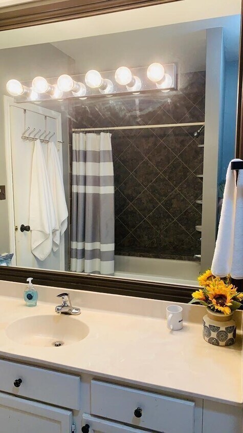 Foto del edificio - 3100 Walnut Bend Ln