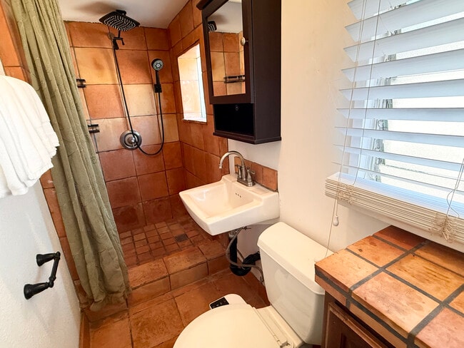 Building Photo - 341B Lani Place