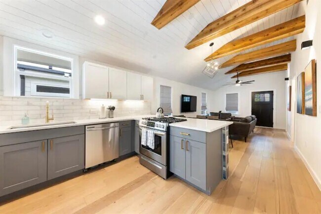 Foto del edificio - 2319 Santa Rita St