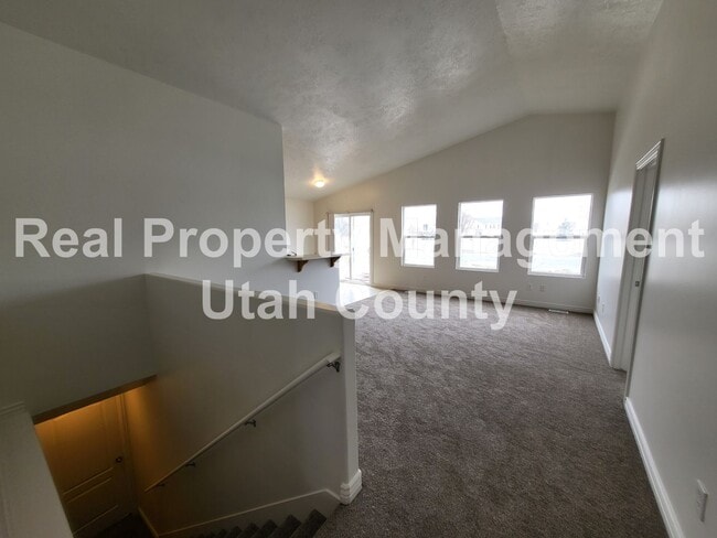 Building Photo - Great views of Mountains and Community Pon...