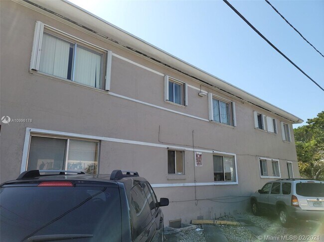 Building Photo - 700 SW 11th Ave