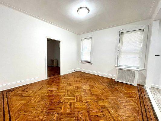 Foto del edificio - 60-14 Bleecker St