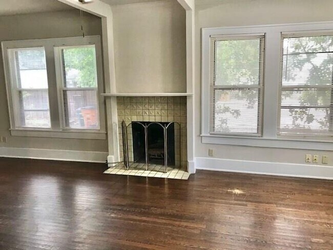 Foto del edificio - PRELEASING FOR EARLY SEPT! Charming 3 Bed ...