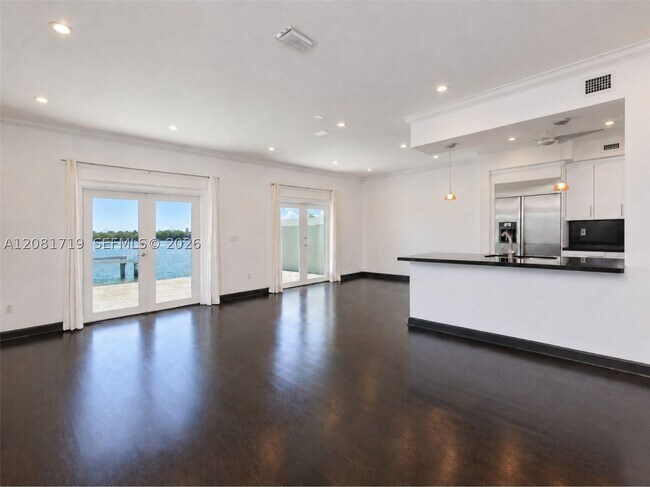 Foto del edificio - 8041 NE Bayshore Ct