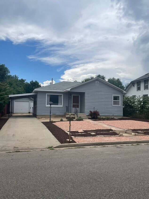Foto principal - Charming Home w/ Fenced Yard in Central Lo...