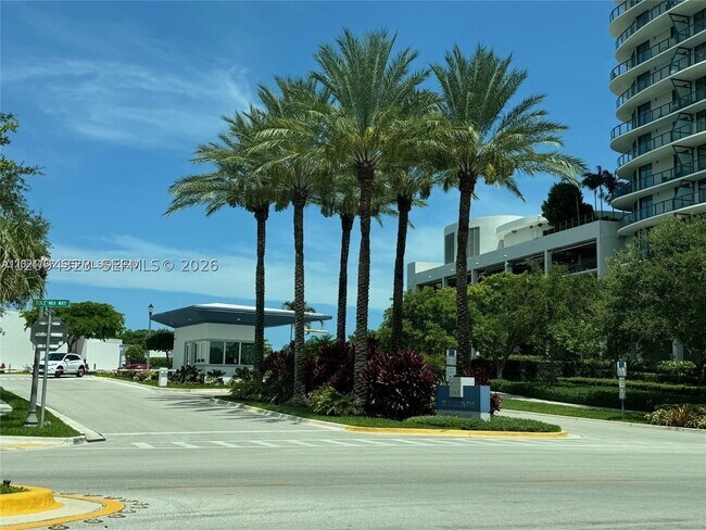 Building Photo - 15051 Royal Oaks Ln
