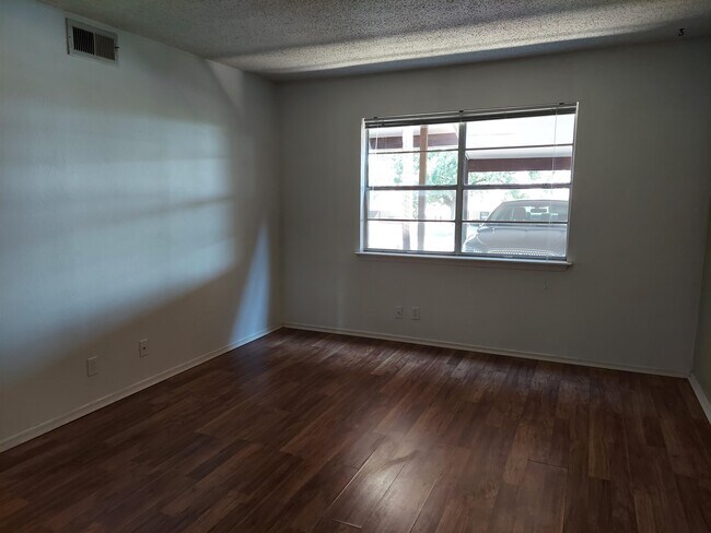 Building Photo - 1214 Hi Stirrup