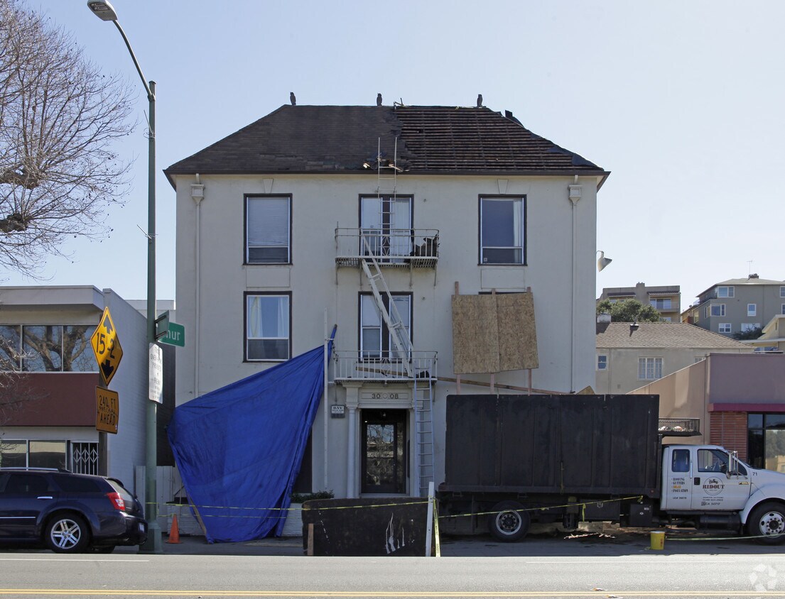Building Photo - 3008 Lakeshore Ave