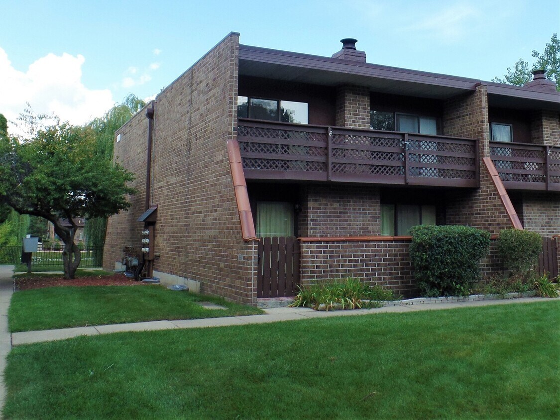 106 Cir, Elgin, IL 60120 Condo for Rent in Elgin, IL