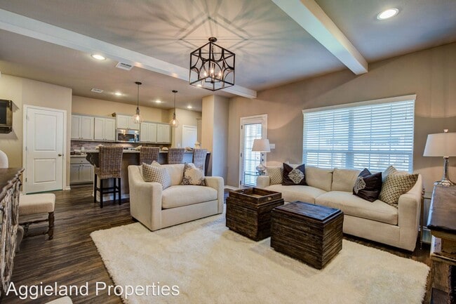 Building Photo - 4 br, 4.5 bath House - 3438 Summerway