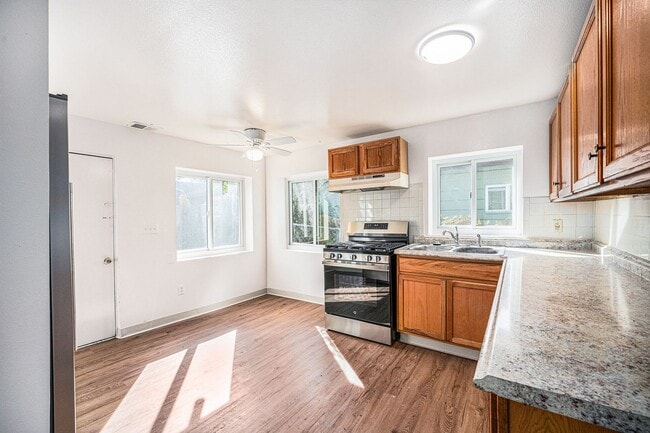 Building Photo - Fantastic House In Desirable Englewood Neighborhood