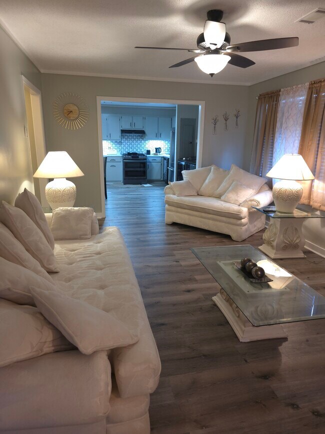 Sala de estar completamente amueblada - 1555 Lyons Center Rd