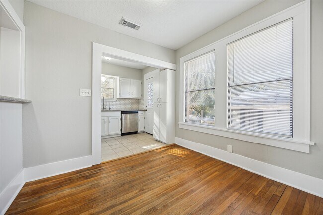 Foto del edificio - 1536 Michigan St