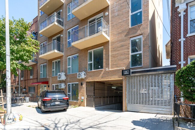 Foto del edificio - 90-12 Whitney Ave