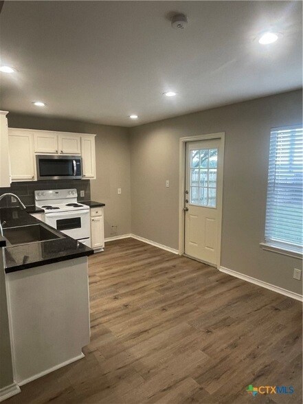 Building Photo - 503 Arabian Dr