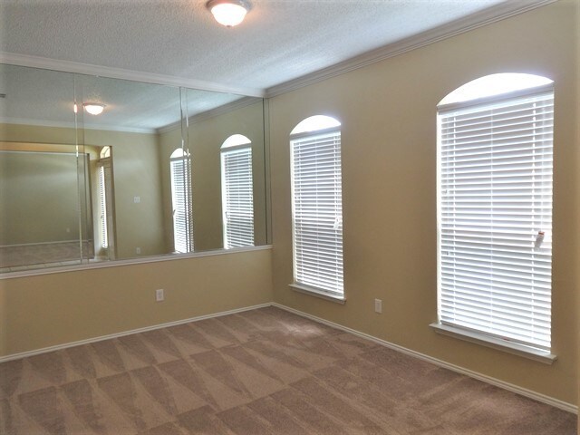 Building Photo - 817 Raintree Ln