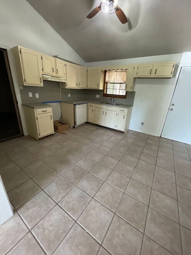 Foto del edificio - Western Hills 3 Bedroom Home