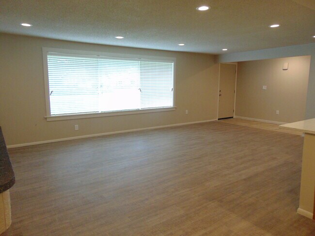Foto del edificio - 3 Bedroom/1.75 Bath Bellevue Remodeled Ram...