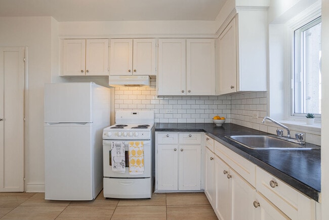 Building Photo - Gestion Forest Hill