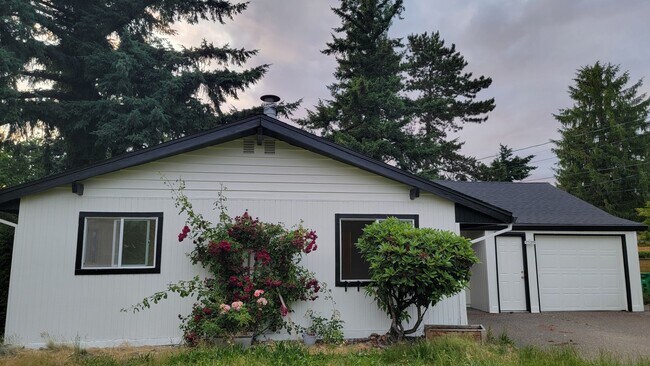 Building Photo - Freshly renovated, bright, and spacious, o...