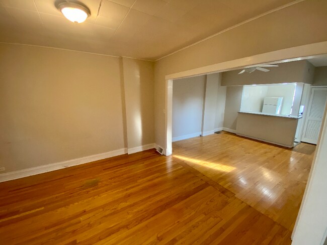 Foto del edificio - 2221 W School St