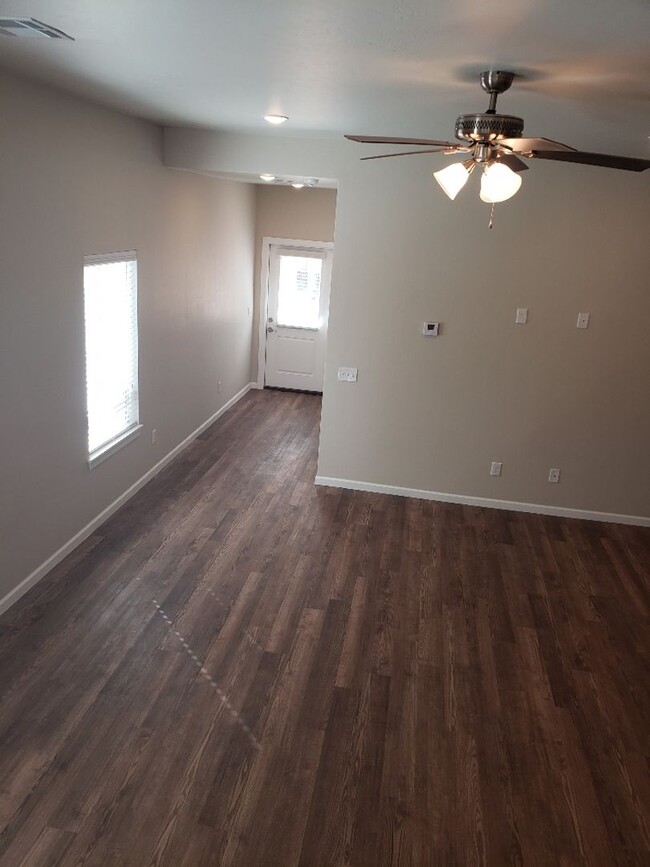 Building Photo - $500 OFF 1ST MONTH RENT