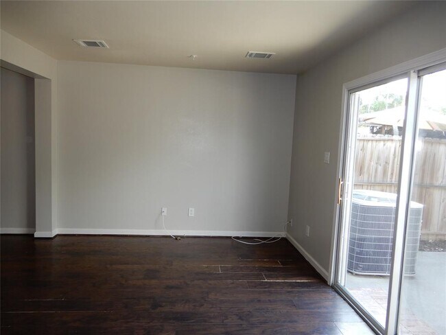 Foto del edificio - 1810 Country Village Blvd