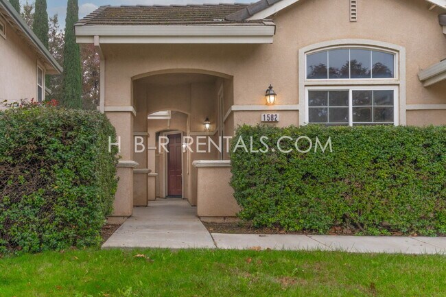 Foto del edificio - 1582 Peony Dr