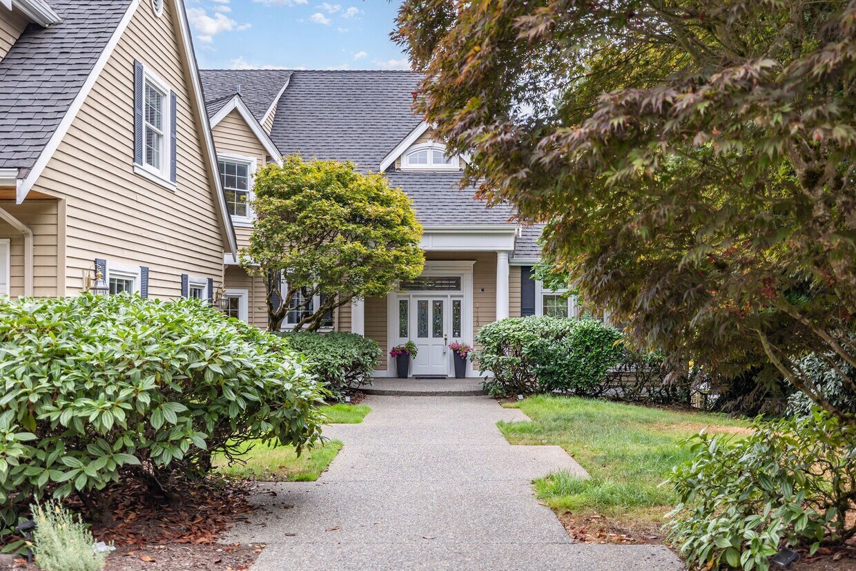Primary Photo - Beautiful Bellevue home with a View!